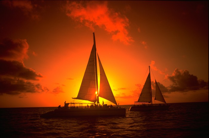 Pôr-do-sol com veleiros em Aruba