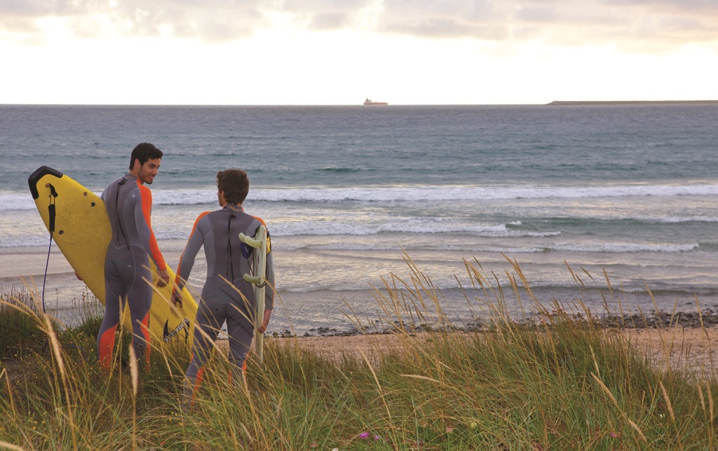 Surfistas em Praia do Alentejo, em Portugal