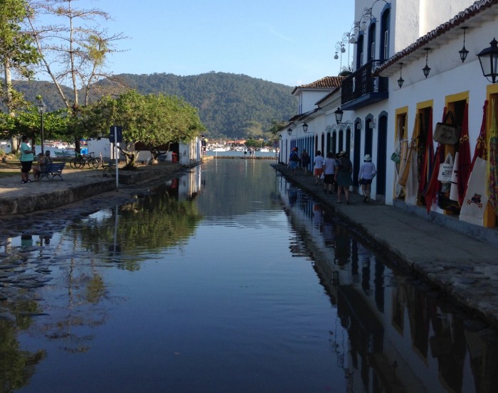 Reflexos da maré alta em Paraty
