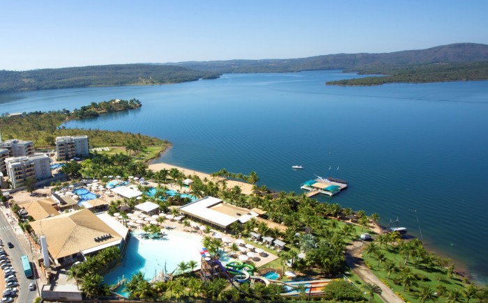 O lago onde está situado o Náutico Praia Clube, garantia de muito lazer sobre as águas em Caldas Novas