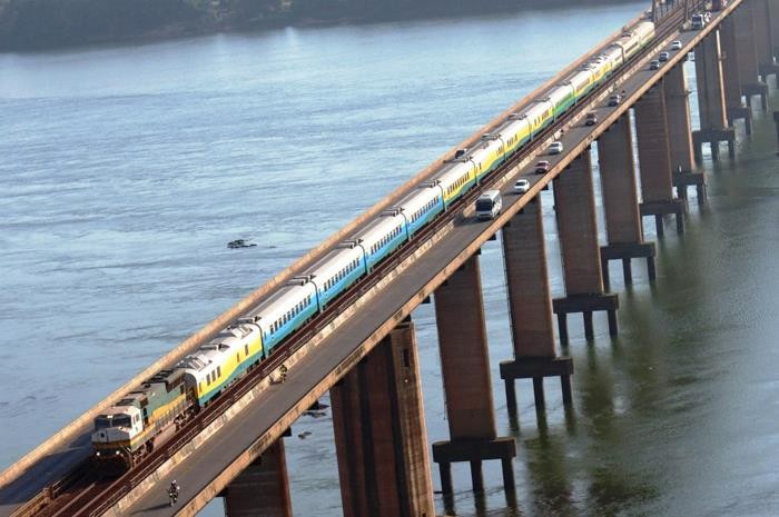 Trem de passageiros da Vale sobre o Rio Tocantins, em Marabá-Pará. Foto: divulgação Vale