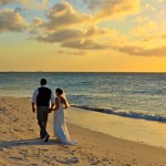 Casal na praia de Eagle Beach - Credito ATA