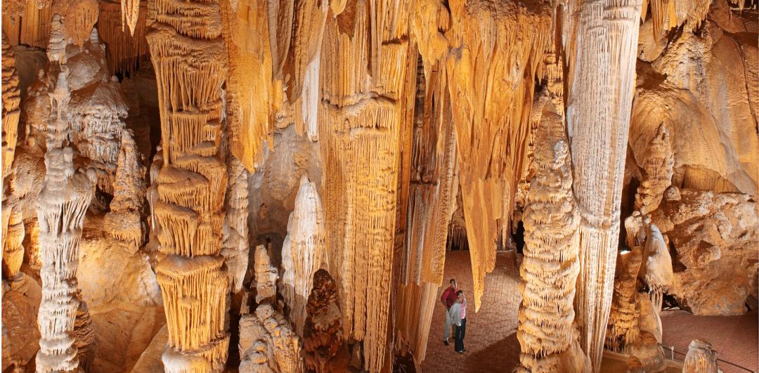 Luray Caverns Giants Hall w people CRUSA