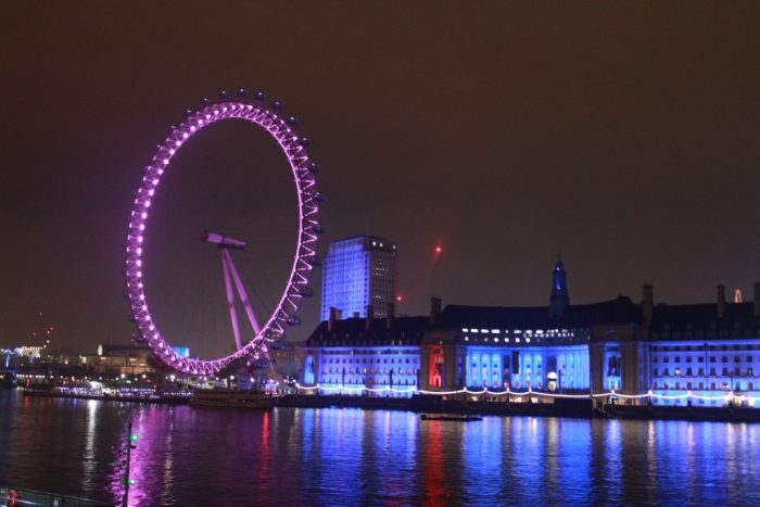 Um dos símbolos de Londres, a London Eye fica ainda mais bonita a noite