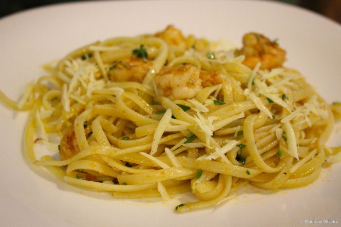 Massa com camarão grelhado e pimenta rosa, do Restaurante Pimenta Rosa, em Arraial do Cabo