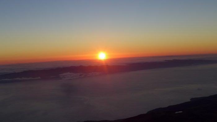 Nascer do Sol espetacular no alto da montanha. Valeu a pena a subida na madrugada!