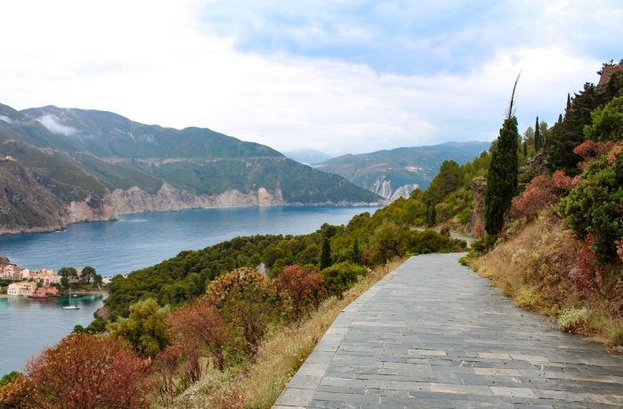 Caminho de subida para o Castelo de Assos, com o vilarejo ao fundo