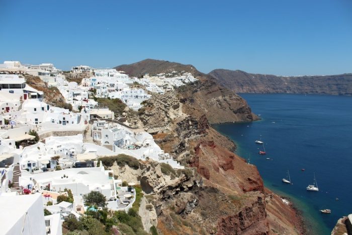 Cada ruazinha que se entra em Oia a vista é assim, espetacular