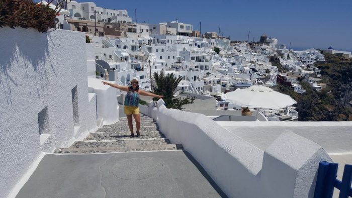 A cidade de Imerovigli, também repleta de casas branquinhas que fazem contraste com o céu azul de Santorini!