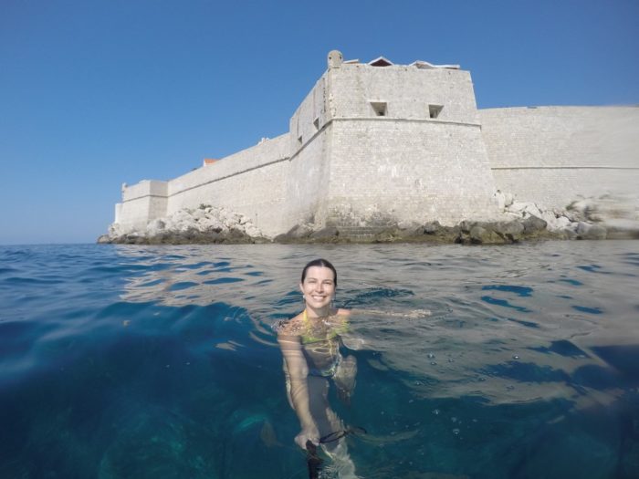 Nadar em volta das muralhas de Dubrovnik é imperdível